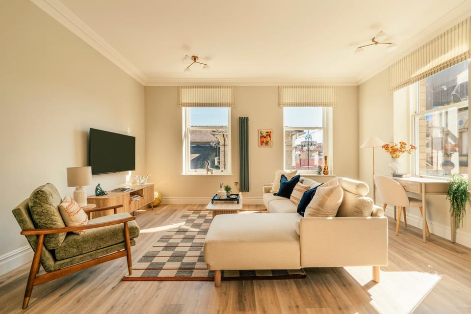 Day, TV and multimedia, Living room, Photo of the whole room, Decorative detail, Seating area