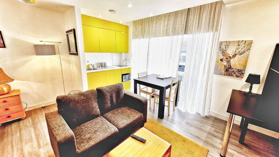 TV and multimedia, Living room, Seating area, Dining area, oven, stove