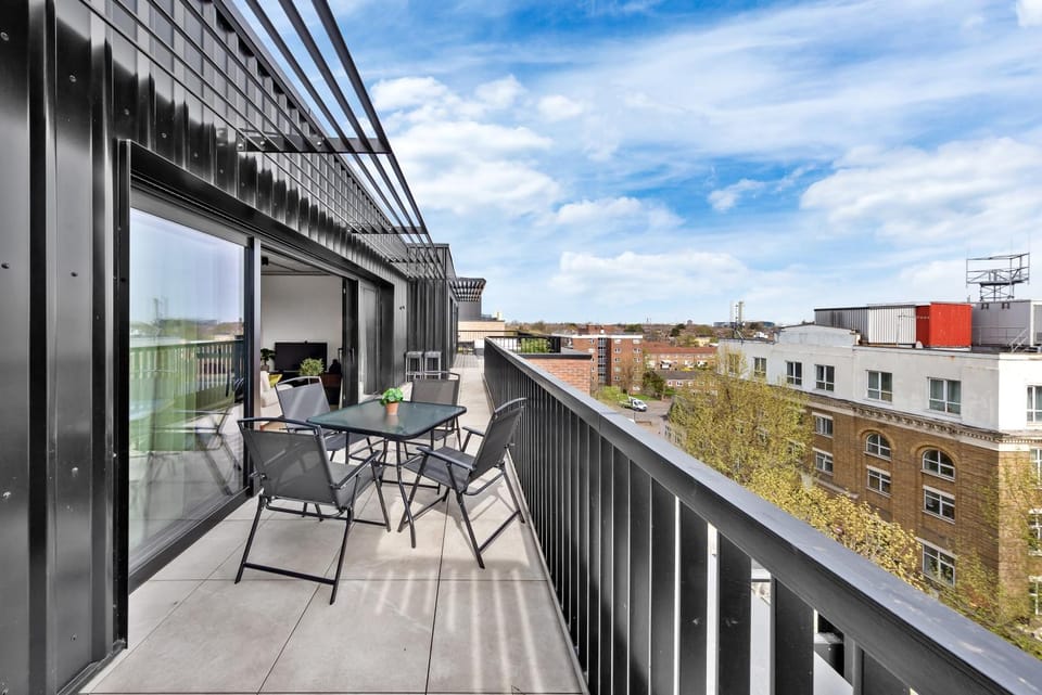 View (from property/room), Balcony/Terrace, Dining area