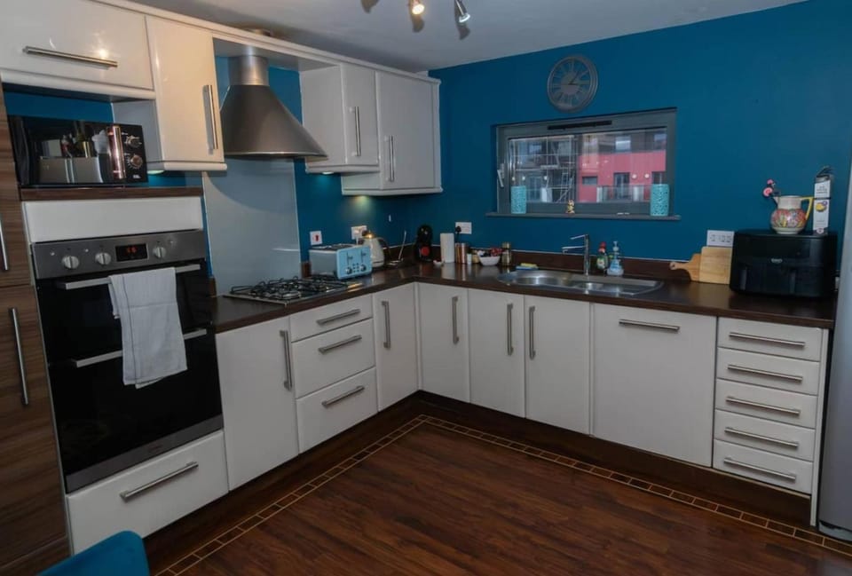 Swansea Marina & Beach Retreat - 3 Bed & Parking House in Swansea