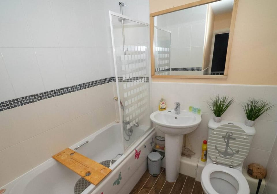 Swansea Marina & Beach Retreat - 3 Bed & Parking House in Swansea