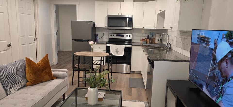Amaville - Mordern Cozy 1BRM Suite in Chappelle Bed and Breakfast in Edmonton