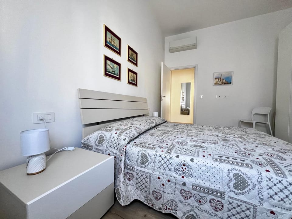 Bedroom, air conditioner