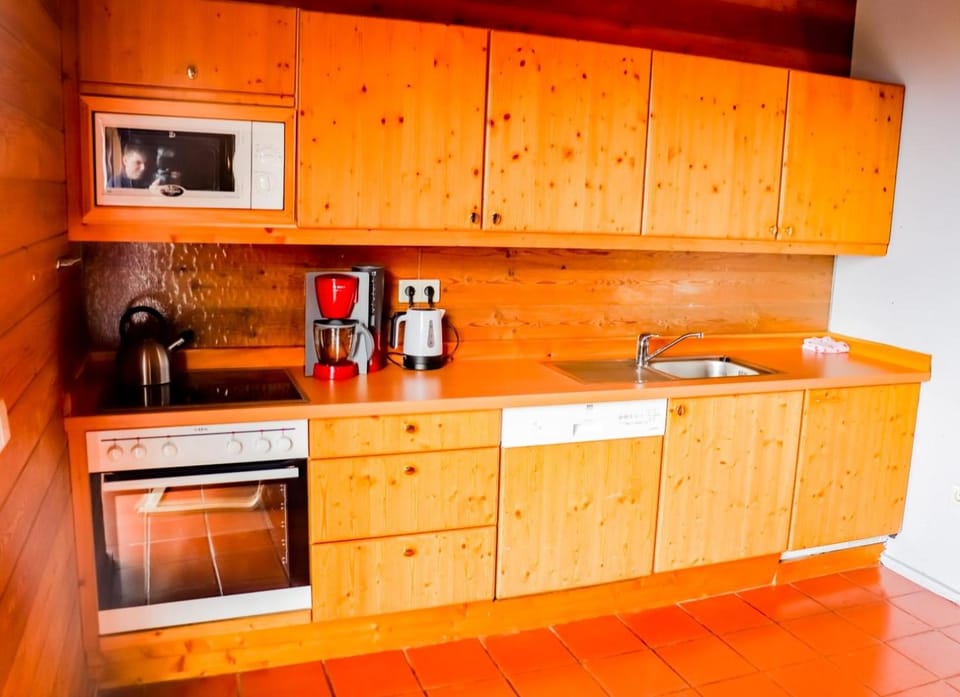 Kitchen or kitchenette, dishwasher