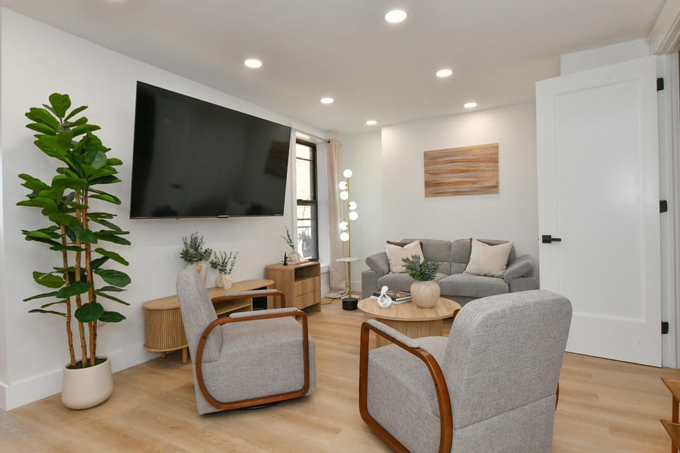 Chic 4BR Stay-Steps Away From Central Park Apartment hotel in Upper West Side