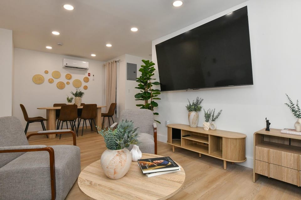 Chic 4BR Stay-Steps Away From Central Park Apartment hotel in Upper West Side