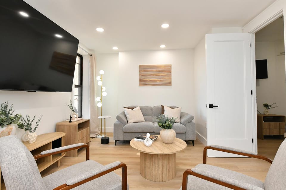 Chic 4BR Stay-Steps Away From Central Park Apartment hotel in Upper West Side