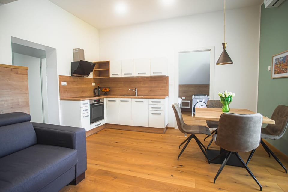 Kitchen or kitchenette, Dining area