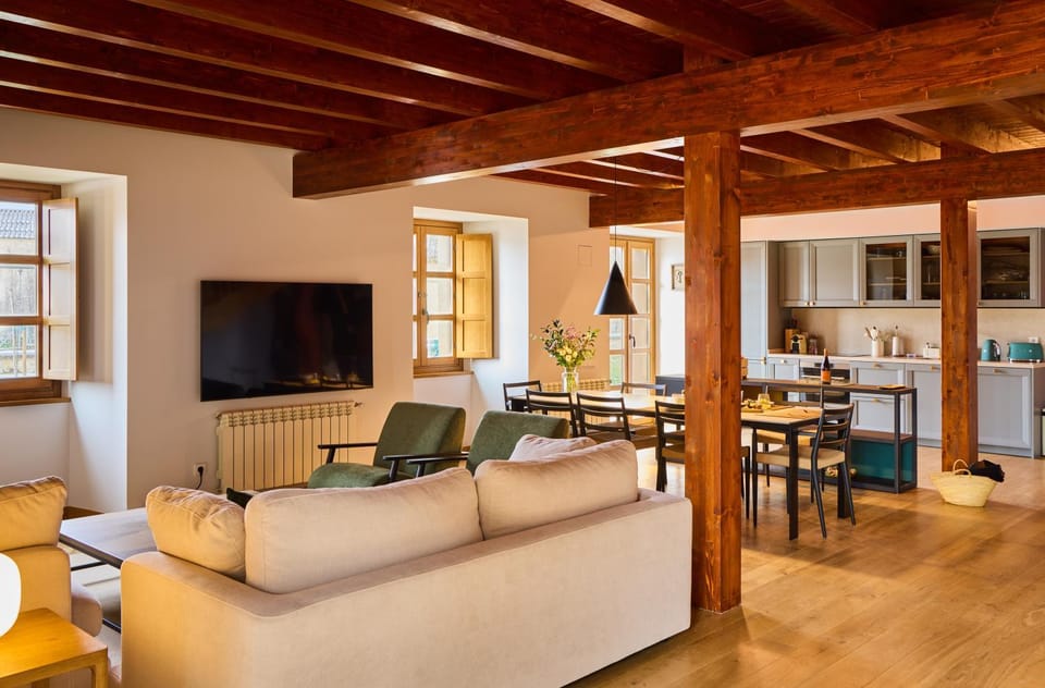 TV and multimedia, Kitchen or kitchenette, Living room, Dining area, Garden view