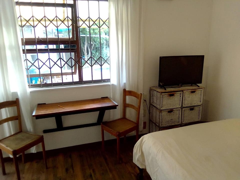 Communal lounge/ TV room, Bed, TV and multimedia, Bedroom