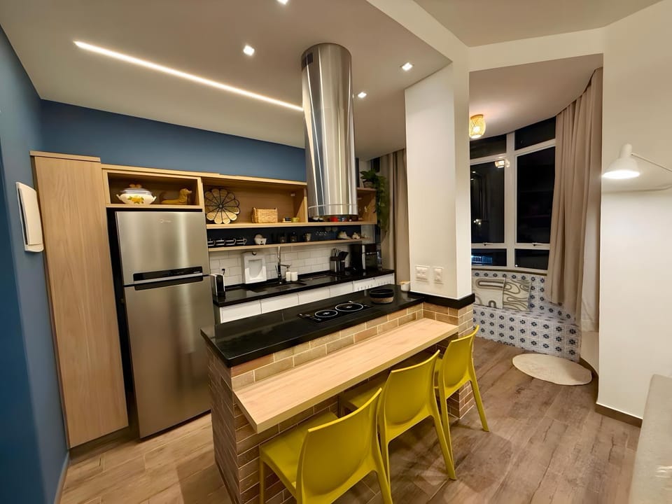 Kitchen or kitchenette, Dining area, minibar, oven, stove