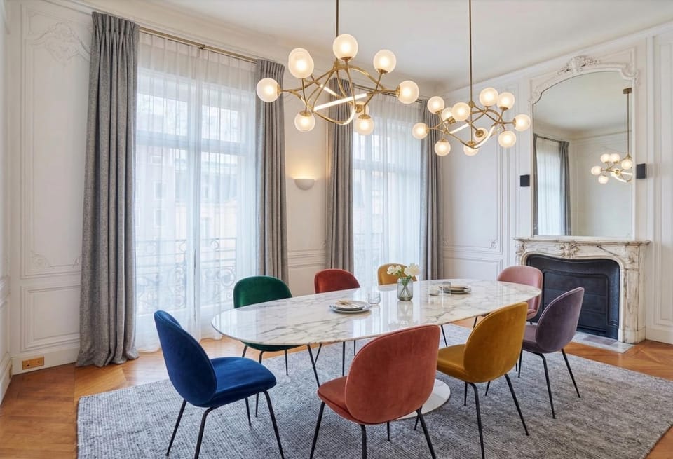 3BR Montaigne Eiffel Tour View Apartment in Paris