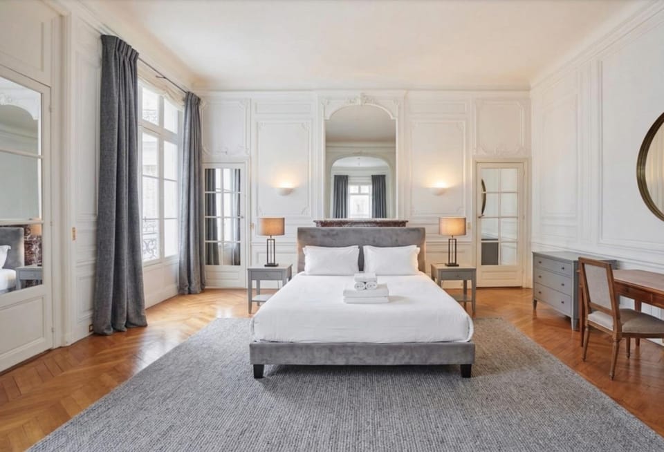 3BR Montaigne Eiffel Tour View Apartment in Paris