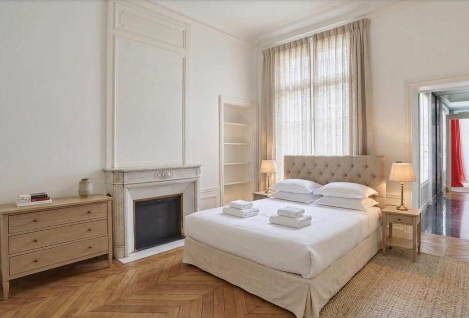 3BR Montaigne Eiffel Tour View Apartment in Paris