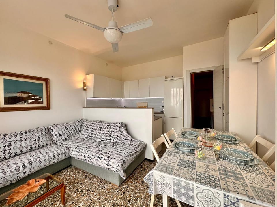 Kitchen or kitchenette, Living room, Seating area, Dining area, fireplace