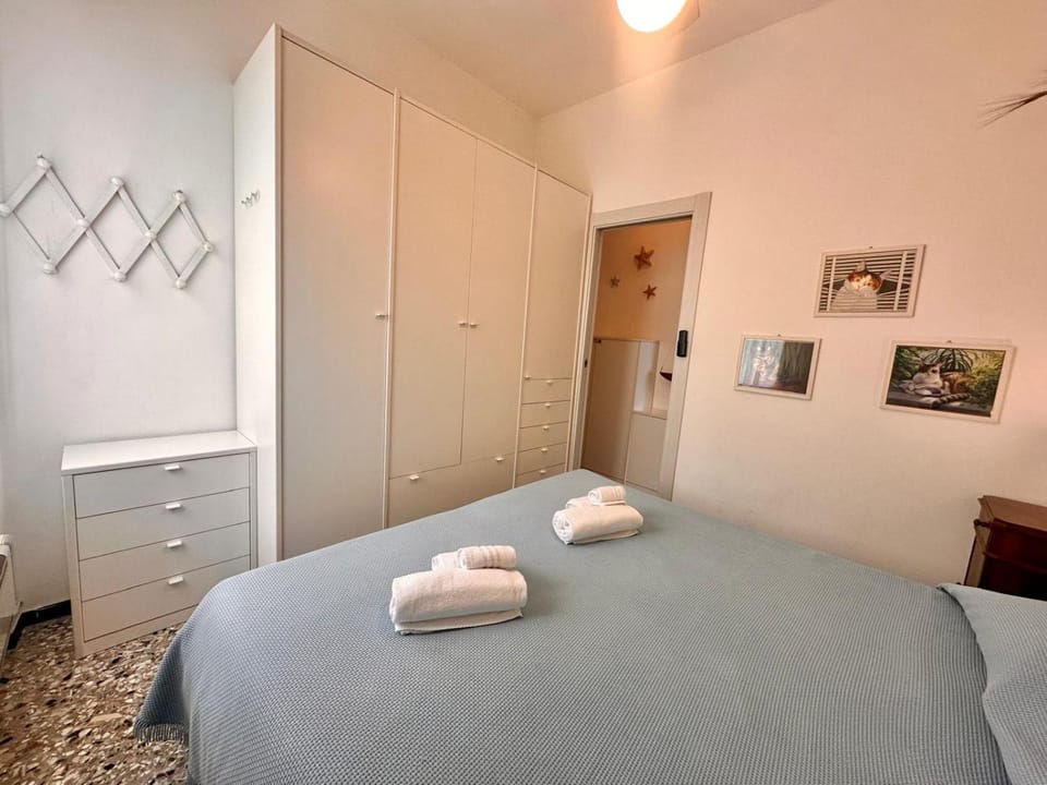 Bed, Photo of the whole room, Bedroom, towels, wardrobe