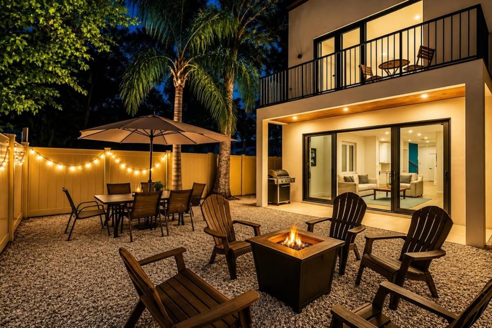 Quadruple Homes Sleeps 50 Heated Saltwater pool and Hot tubs near Beaches Villa in Sarasota