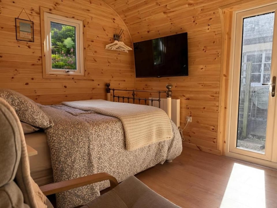 Bed, TV and multimedia, Bedroom, heating