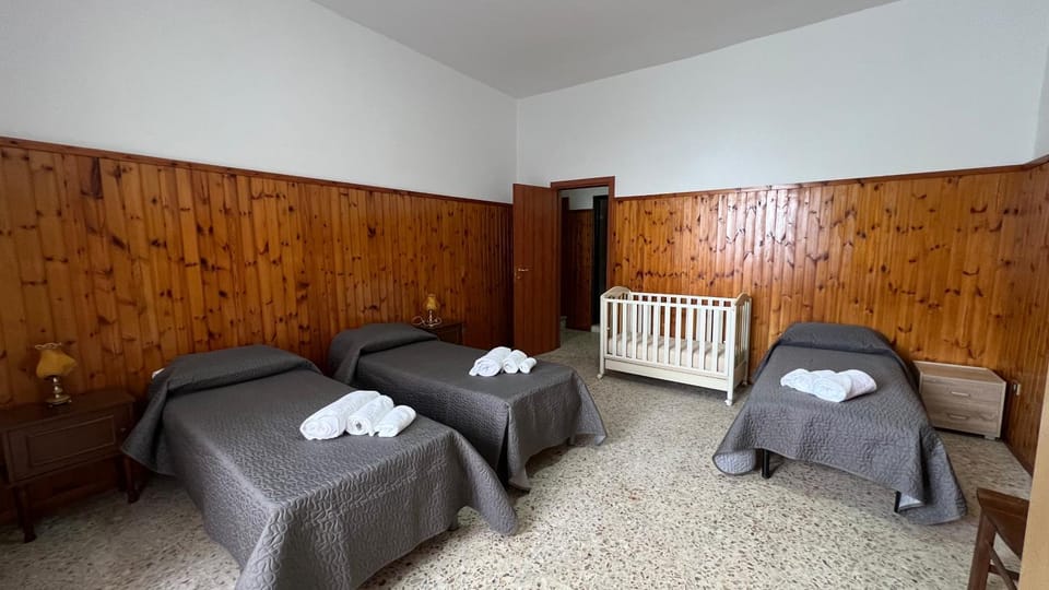 Bedroom, cot