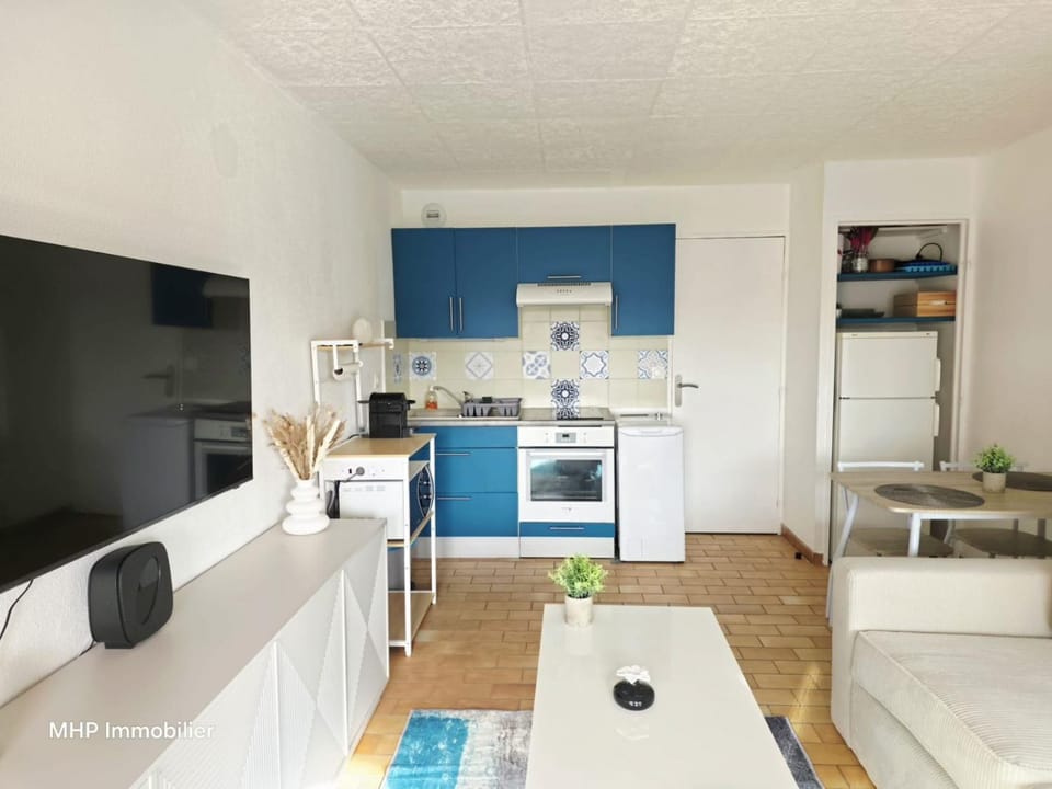 TV and multimedia, Kitchen or kitchenette, Dining area, oven, stove