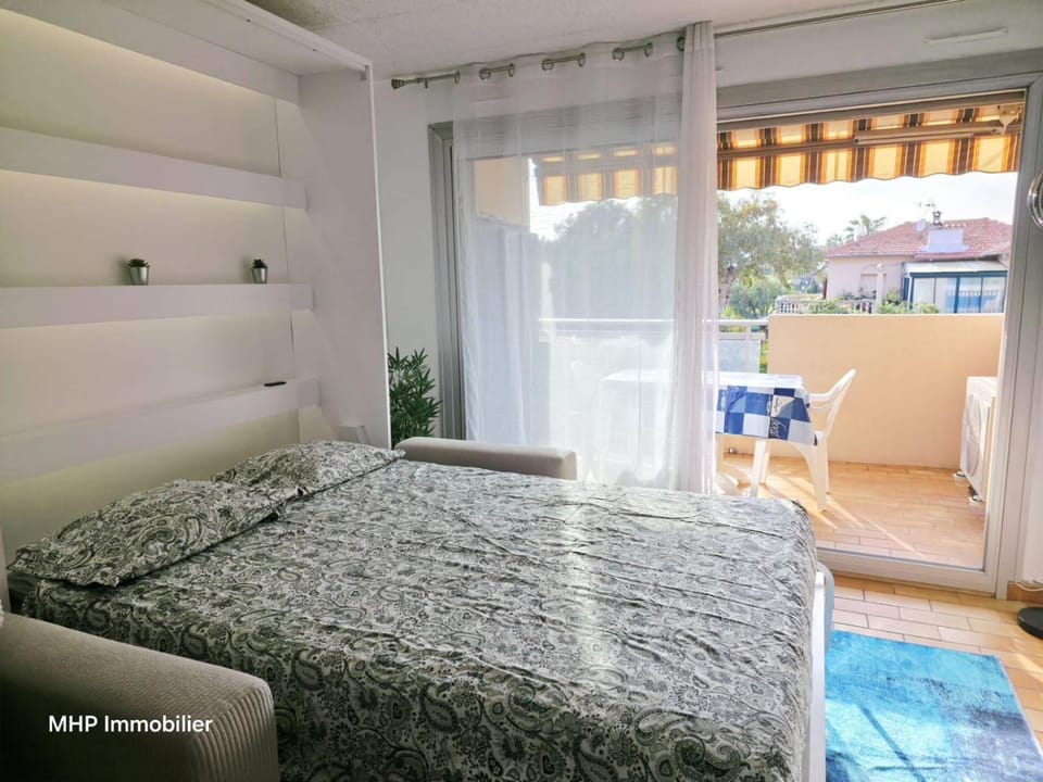Bed, Living room, Seating area