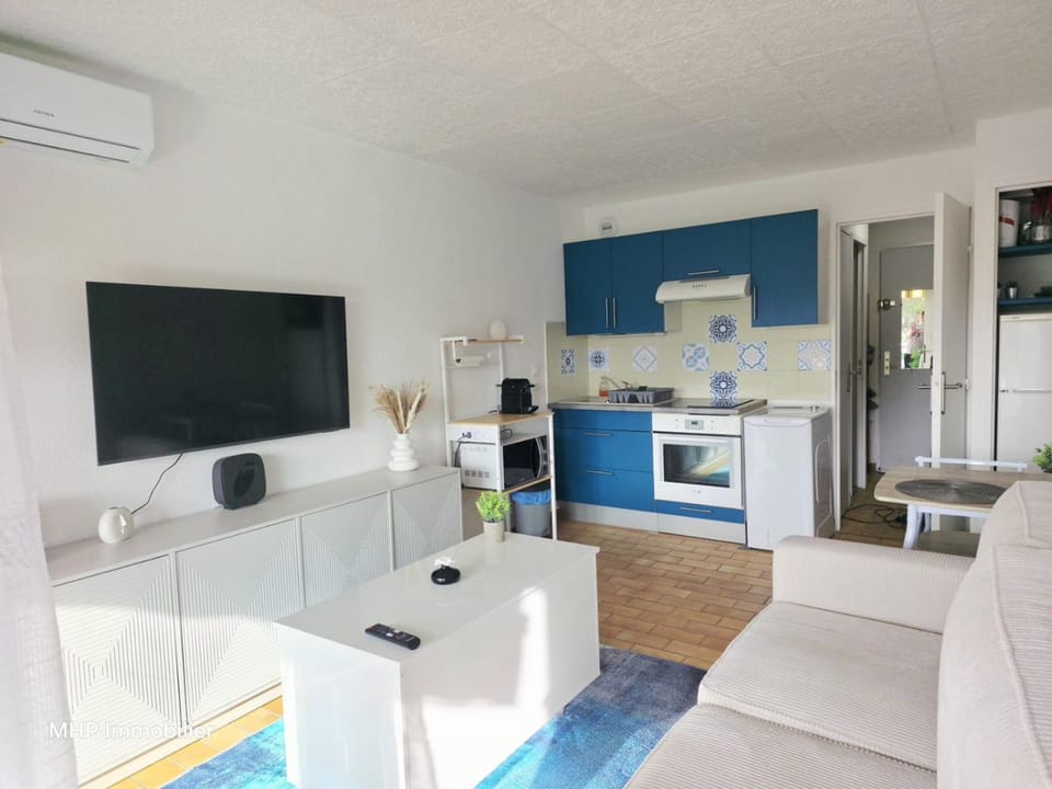 TV and multimedia, Kitchen or kitchenette, Living room, Seating area, Dining area, oven, air conditioner