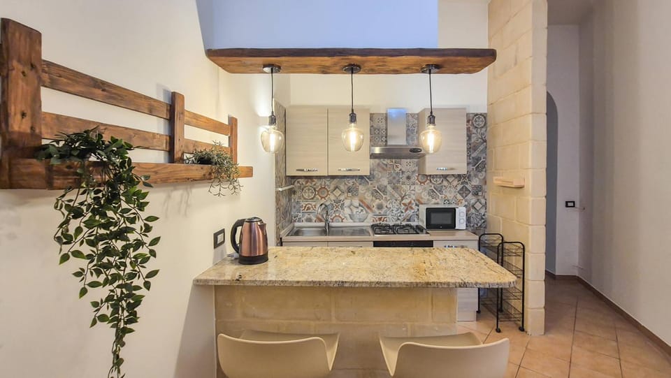Kitchen or kitchenette, Dining area, stove
