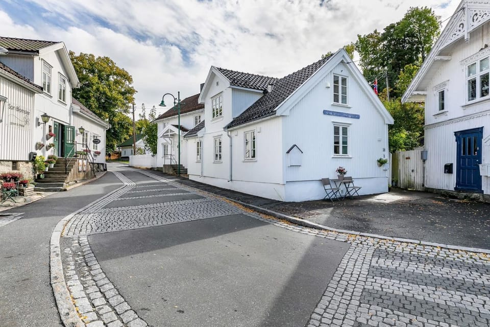 Property building, Street view, Location