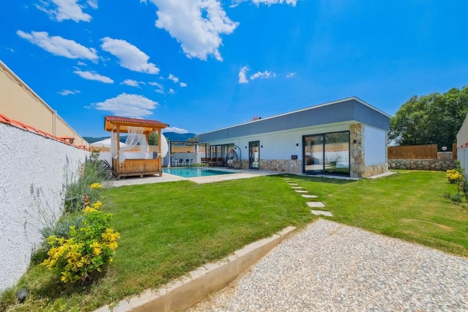 Property building, Garden, Swimming pool