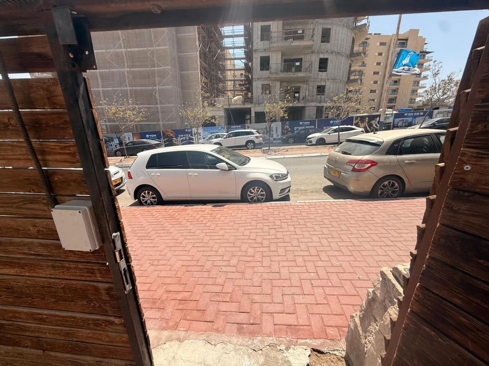 Property building, Neighbourhood, Street view, Location, Parking