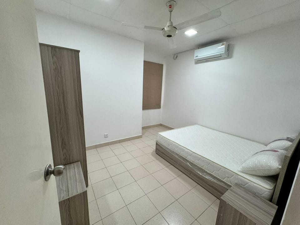 Journy B Holiday Inn Ekala House in Western Province