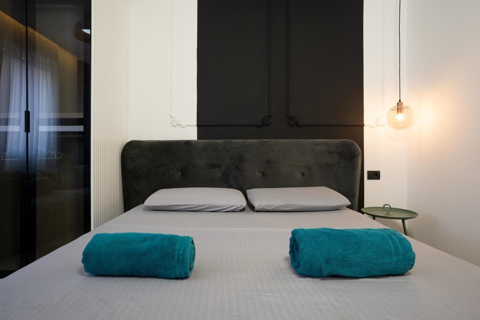 Bed, towels