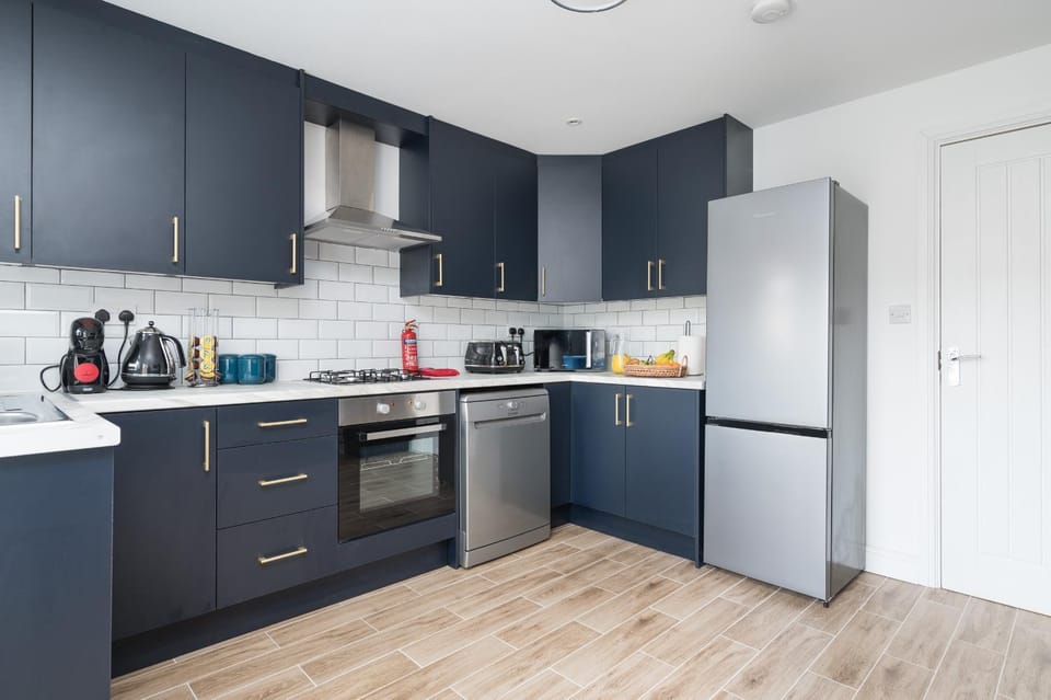 Coffee/tea facilities, Kitchen or kitchenette, dishwasher, oven, stove, toaster