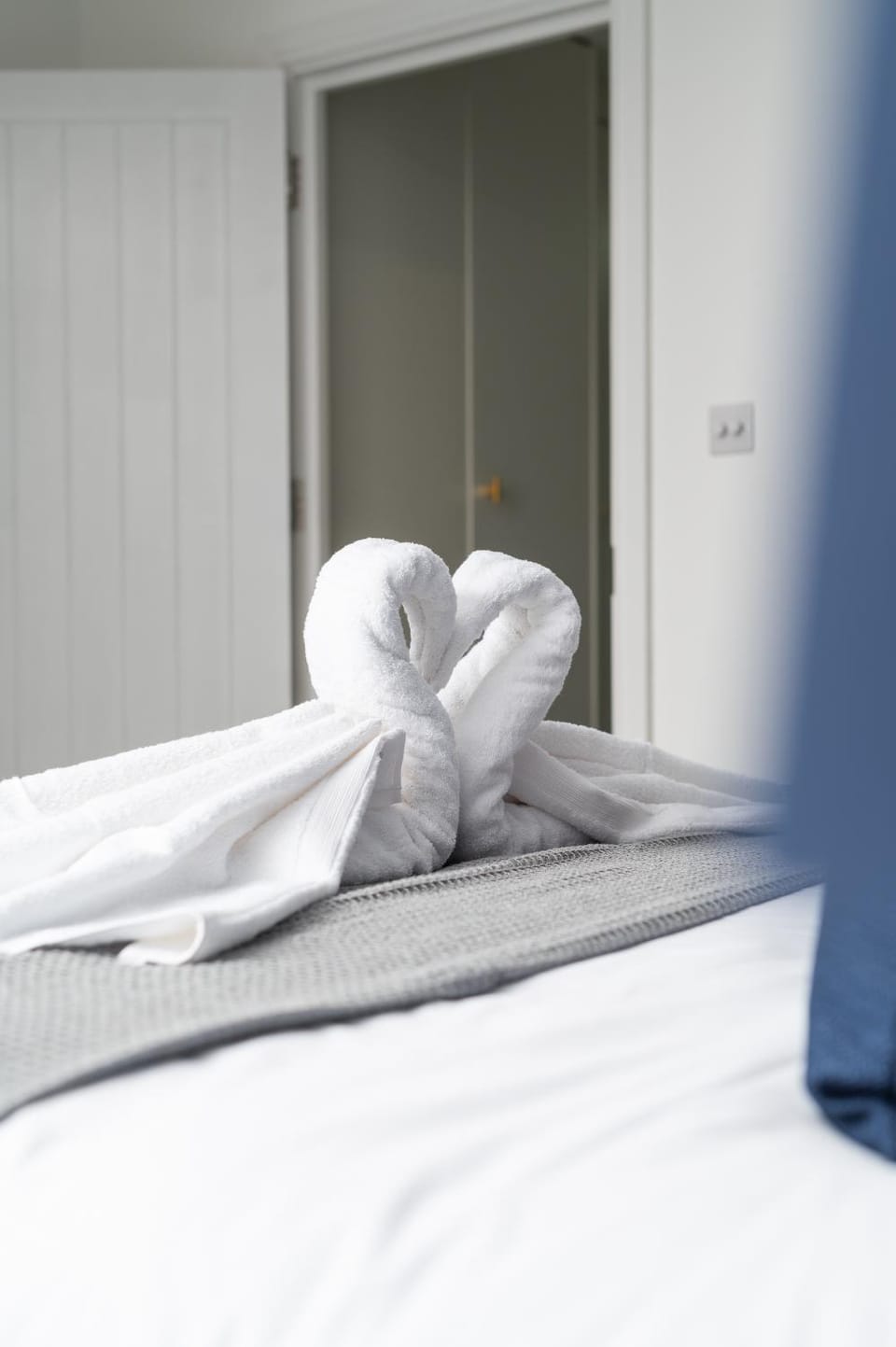 Bed, Bedroom, towels