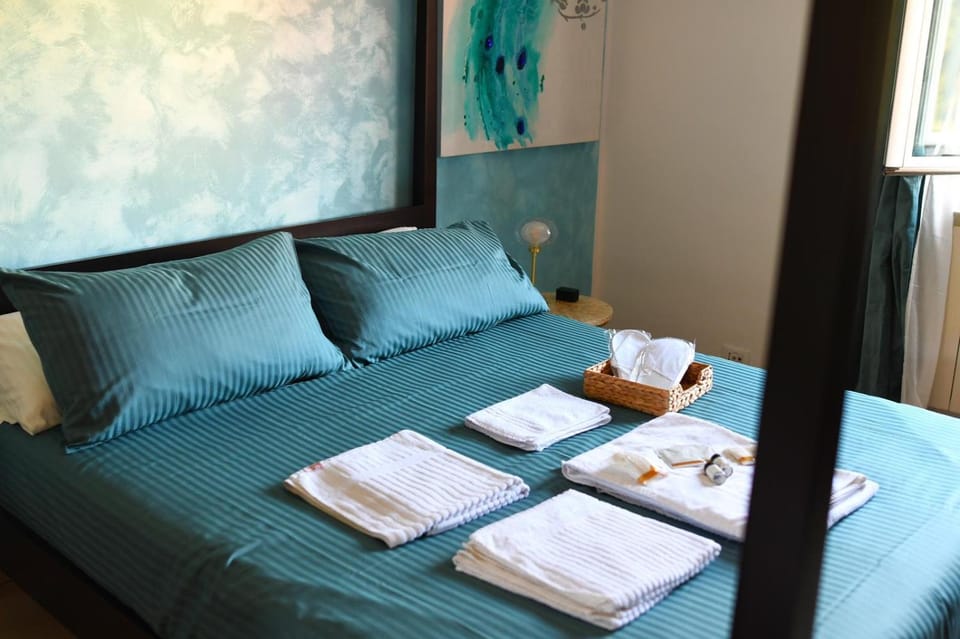 Bed, Bedroom, internet, towels
