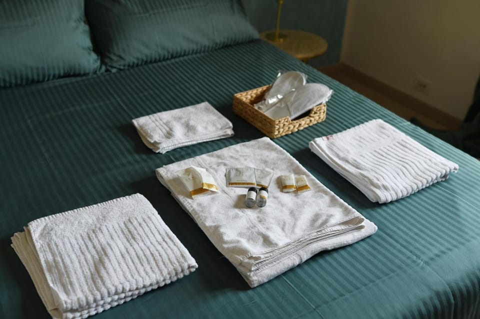 Bed, Photo of the whole room, Bedroom, internet, towels