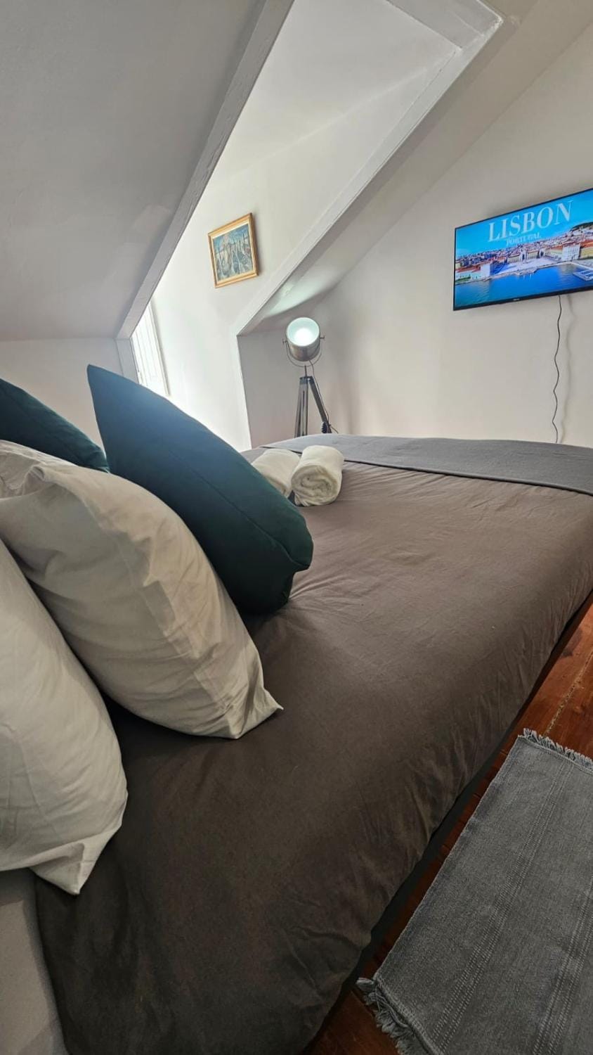 Bed, TV and multimedia, Photo of the whole room, Bedroom