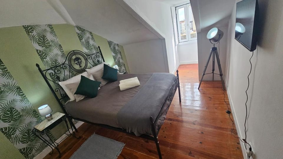 Bed, TV and multimedia, Bedroom