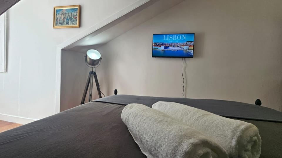 Bed, TV and multimedia, Bedroom