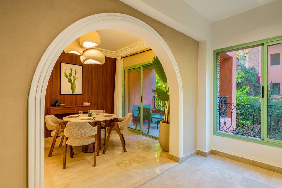 Restaurant/places to eat, Living room, Seating area, Dining area
