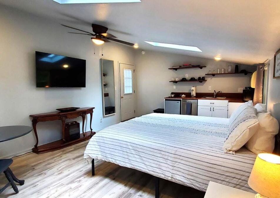 Secluded Farm House at Wisteria House in Table Rock Lake