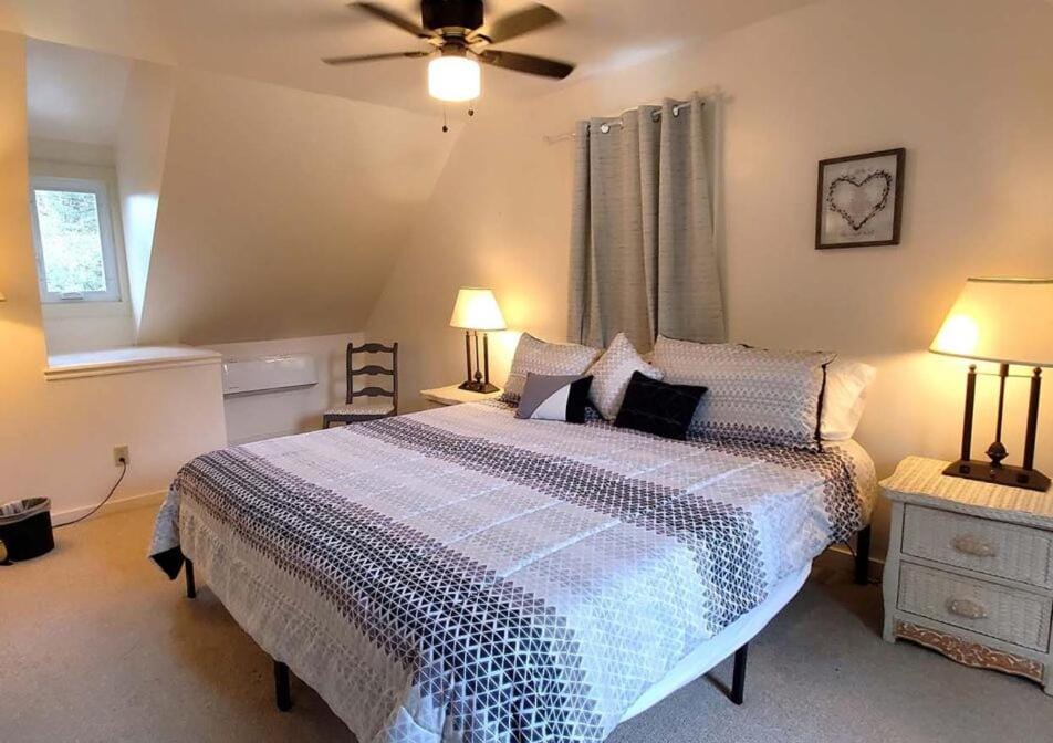 Secluded Farm House at Wisteria House in Table Rock Lake