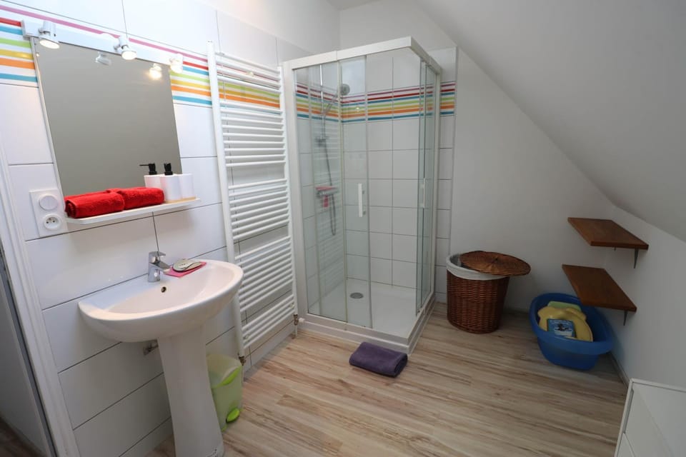 Shower, Bathroom, hair dryier, towels