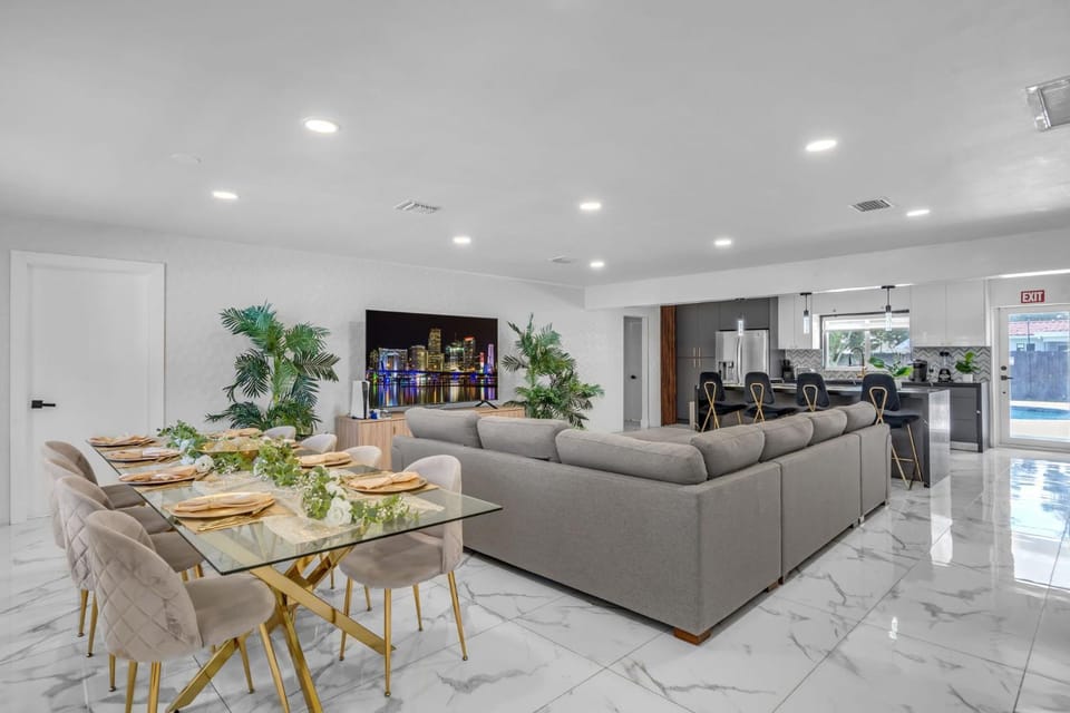 5 Bedroom Villa Heated Pool with Game Room 5 Minutes to Ocean House in Hollywood