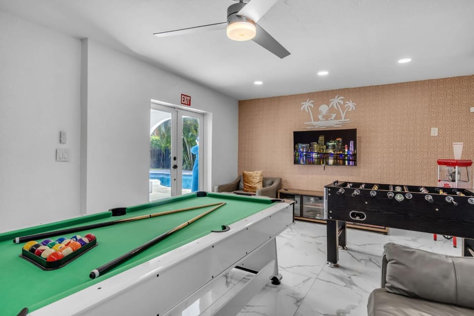 5 Bedroom Villa Heated Pool with Game Room 5 Minutes to Ocean House in Hollywood