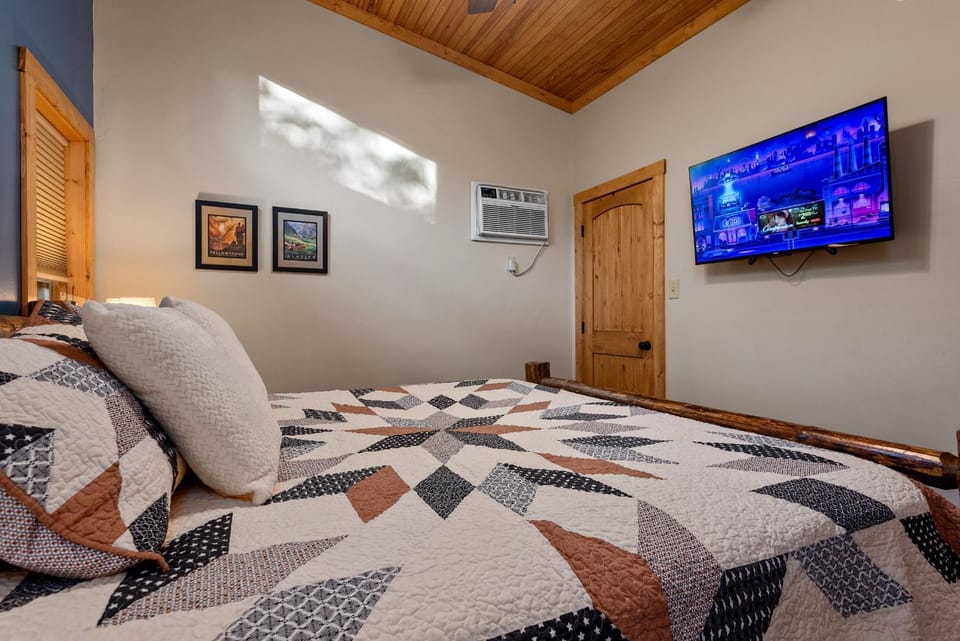 Bed, TV and multimedia, air conditioner