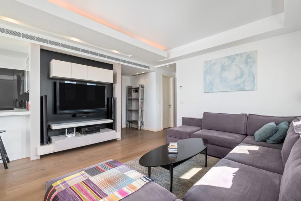 TV and multimedia, Living room, Seating area, Evening entertainment, air conditioner, air conditioner