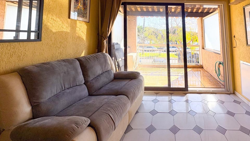 Loft Vue Mer avec Terrasse Privée — Quartier Port Vauban, Antibes | 2 min Gare | Plages à pied Apartment in Antibes