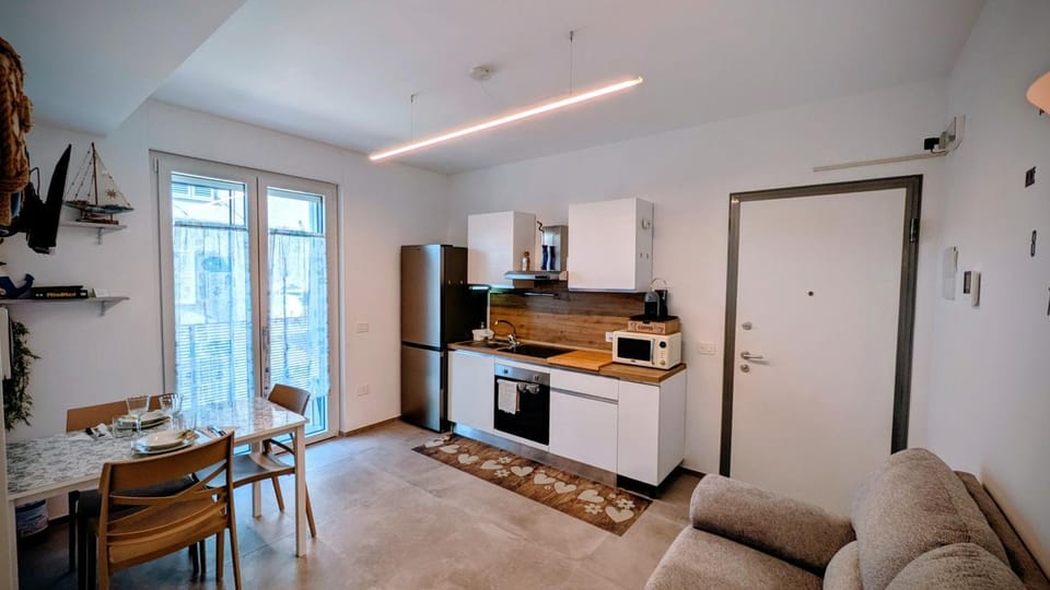 Kitchen or kitchenette, Seating area, Dining area, oven, stove, toaster