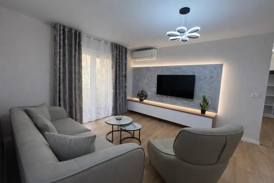 Property building, Communal lounge/ TV room, TV and multimedia, Living room, Seating area, Evening entertainment